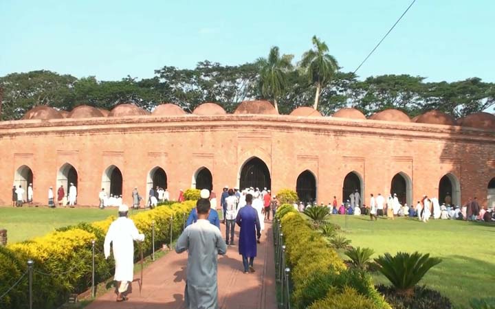 বাগেরহাটের ষাট গম্বুজ মসজিদে ঈদের প্রধান জামাত অনুষ্ঠিত