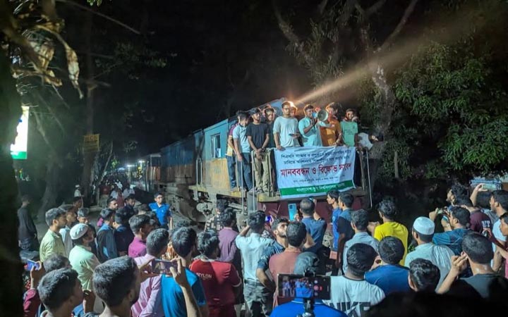 পিএসসি সংস্কারের দাবিতে ট্রেন থামিয়ে বাকৃবি শিক্ষার্থীদের বিক্ষোভ