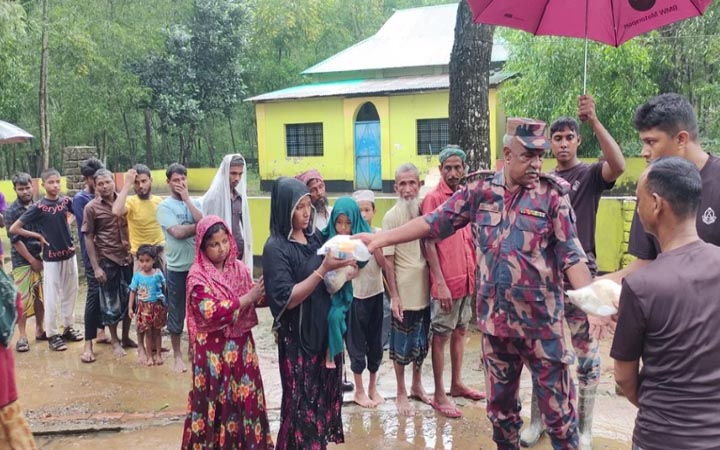 ময়মনসিংহে বিজিবির উদ্ধার ও ত্রাণ সরবরাহ অব্যাহত