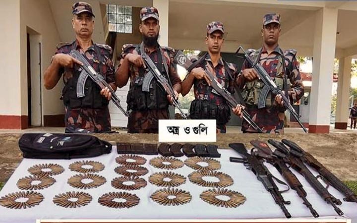 টেকনাফে বিপুল অস্ত্র ও গোলাবারুদ জব্দ করলো বিজিবি