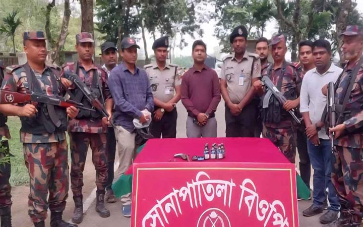 পঞ্চগড় সীমান্তে দেশীয় অস্ত্র ও ফেনসিডিল উদ্ধার