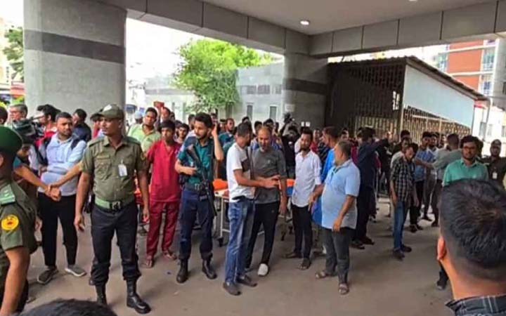 রক্ত দিতে বার্ন ইনস্টিটিউটে মানুষের ঢল, নেগেটিভ গ্রুপের রক্তদাতার সংখ্যা বেশি