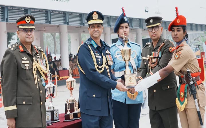 বিএনসিসি কুচকাওয়াজ পরিদর্শন করলেন বিমান বাহিনী প্রধান