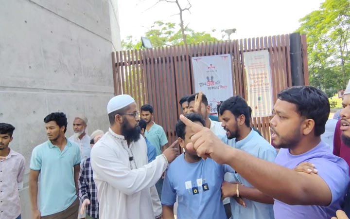 উপাচার্যের পদত্যাগ দাবির সংবাদ সম্মেলনে বেরোবি প্রশাসনের বাধা