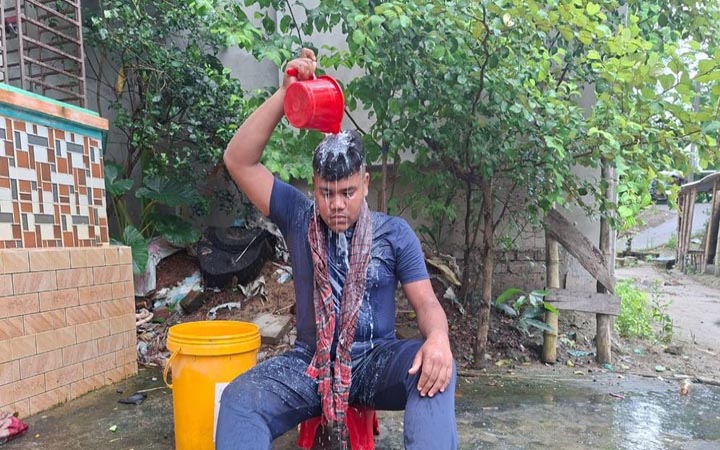 দুধ দিয়ে গোসল করে ছাত্রলীগ নেতার পদত্যাগ