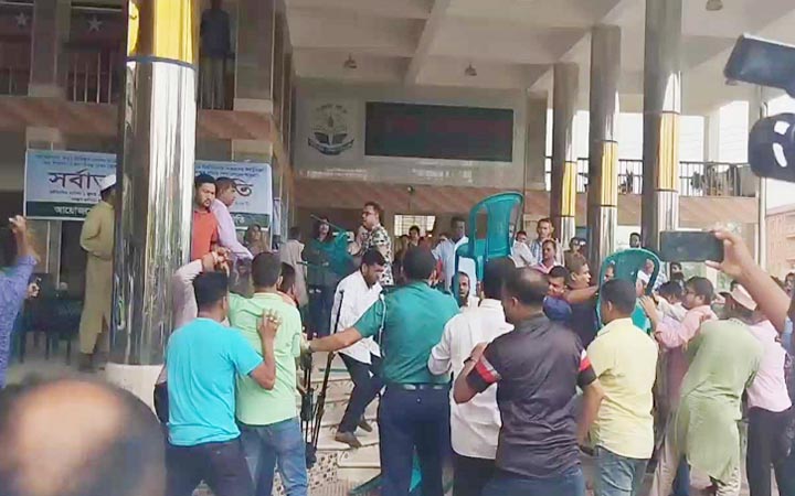 ববিতে কর্মকর্তাদের ২ পক্ষের হাতাহাতি, আহত ৫