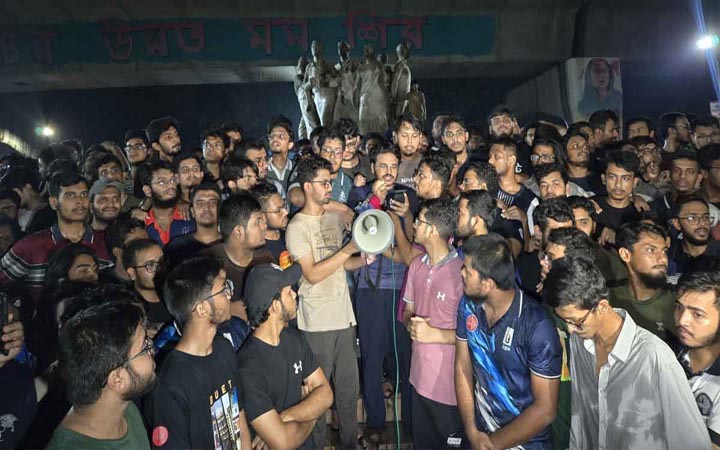 মধ্যরাতে বুয়েট শিক্ষার্থীদের স্লোগানে উত্তাল ঢাবি