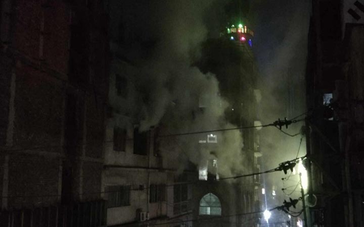 রাজধানীর বাবুবাজারে মেডিসিন মার্কেটে আগুন