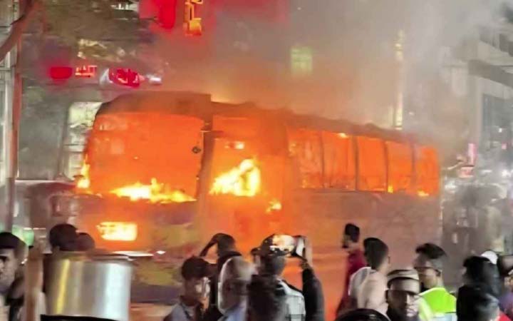 বাড্ডায় ফের যাত্রীবাহী বাসে আগুন
