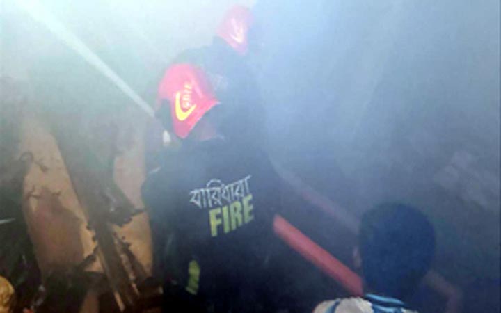 বাড্ডায় ফার্নিচারের গুদামে আগুন