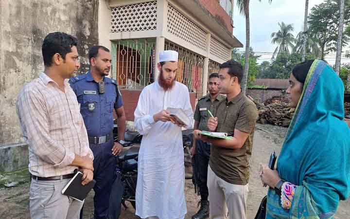 বাঘায় বেশি দামে সার বিক্রির অভিযোগে ২ ডিলারকে জরিমানা