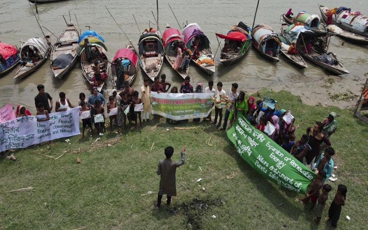 বরিশালে মান্তা সম্প্রদায়ের নৌকা র‌্যালি