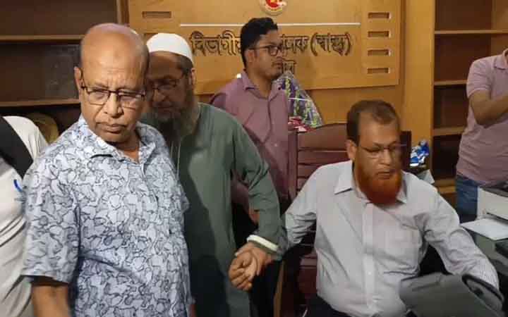 জুলাই বিরোধীতার অভিযোগ, স্বাস্থ্য পরিচালককে বের করে দিয়ে কক্ষে তালা