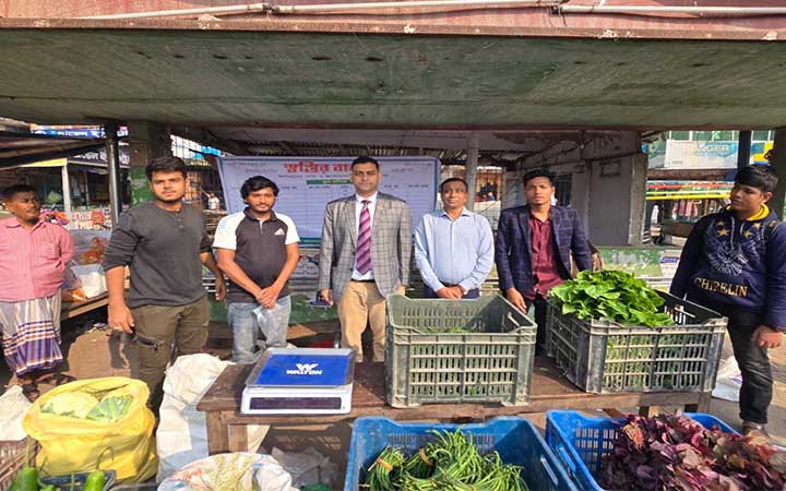 নাভারণ বাজারে ছাত্রদের নায্যমূল্যের সবজি বাজার