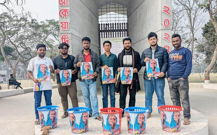 বেরোবিতে ডাস্টবিনে শেখ হাসিনার ছবি