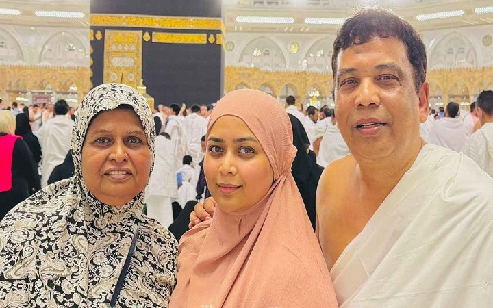 বাবা-মায়ের সঙ্গে ওমরাহ করতে গেছেন অভিনেত্রী ভাবনা