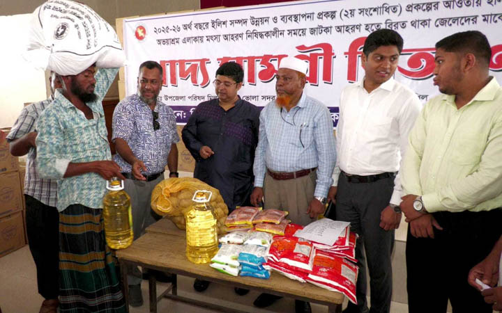 ভোলায় কর্মহীন ১৩ হাজার ৬০০ জেলের মধ্যে খাদ্যসামগ্রী বিতরণ