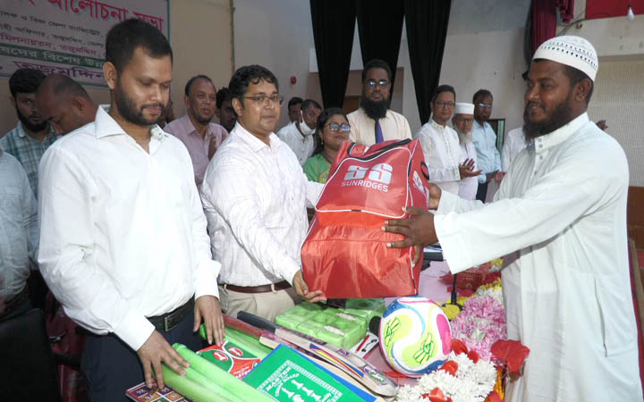ভোলায় শিক্ষার্থীদের মাঠে আনতে দুইশ প্রতিষ্ঠানে ক্রীড়া সামগ্রী বিতরণ