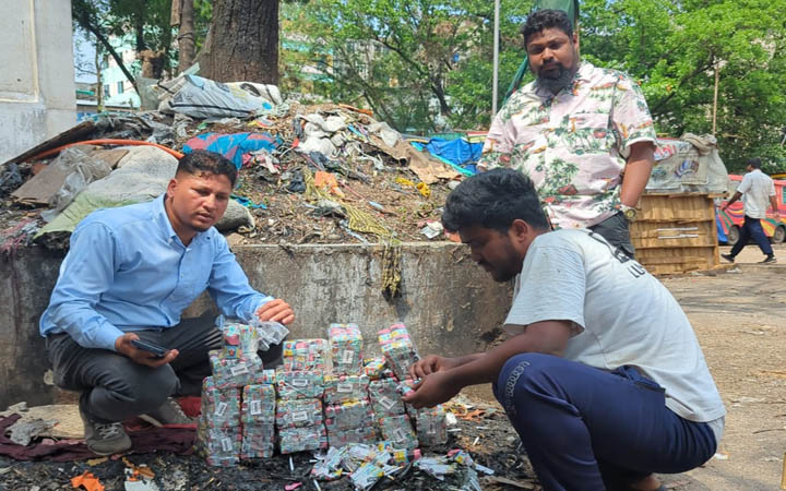 চট্টগ্রামের রিয়াজ উদ্দিন বাজারে নকল আকিজ বিড়ি জব্দ