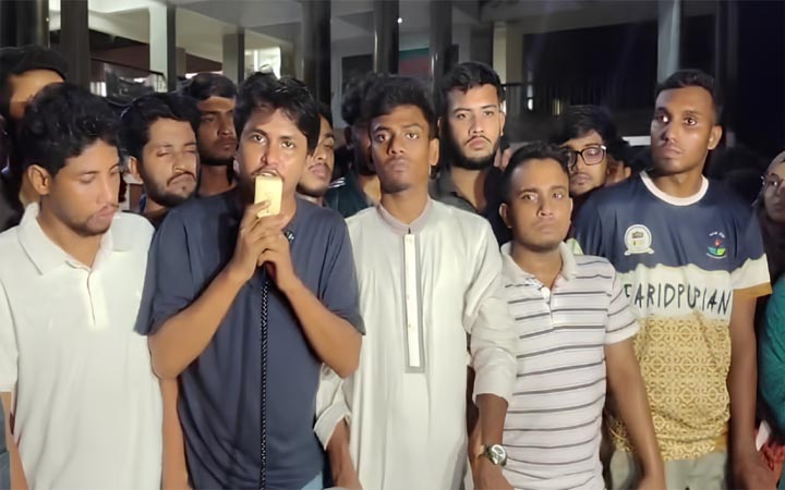 উপাচার্যের আশ্বাসে অবরোধ তুলে নিলেন ববি শিক্ষার্থীরা