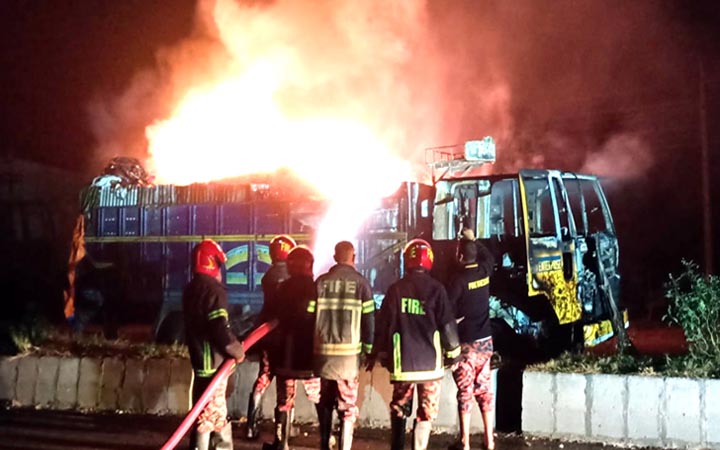 বগুড়ায় ২ ট্রাকে আগুন