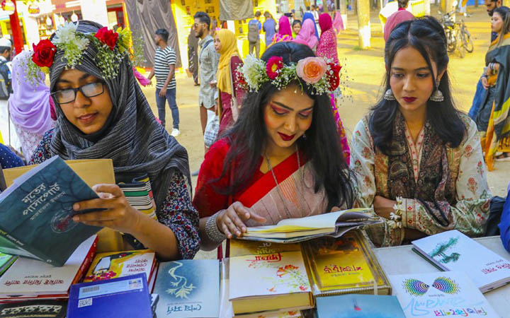 বসন্ত আর ভালোবাসার রঙে রঙিন বইমেলা