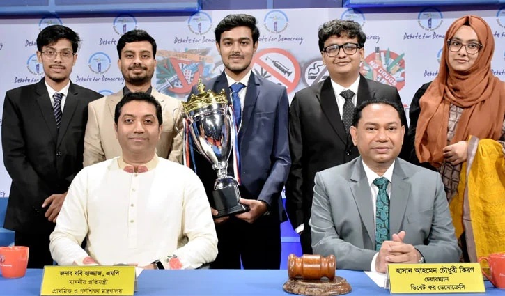 ছায়া সংসদ বিতর্কে হলি ফ্যামিলিকে হারিয়ে চ্যাম্পিয়ন বুটেক্স