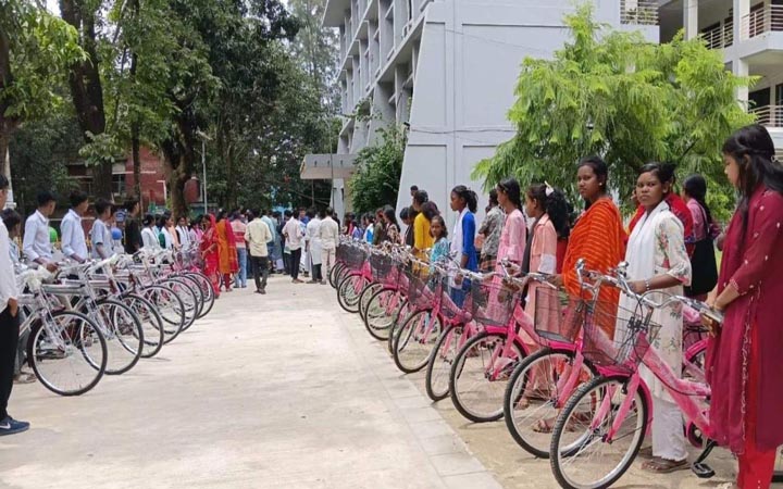 ক্ষুদ্র নৃ-গোষ্ঠীর শিক্ষার্থী ও নারীদের মাঝে বাইসাইকেল ও সেলাই মেশিন বিতরণ