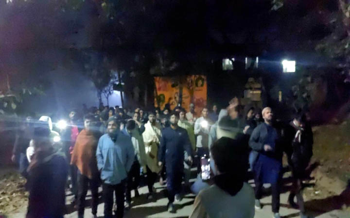 নিষিদ্ধ ছাত্রলীগের কর্মসূচির বিরুদ্ধে কুবি শিক্ষার্থীদের বিক্ষোভ