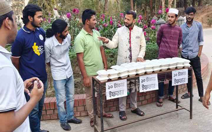 কুমিল্লা বিশ্ববিদ্যালয়ে মিরাজের ১০ টাকায় ইফতার