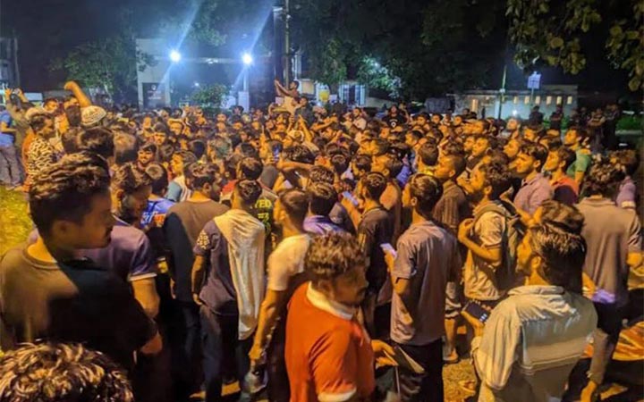 ছাত্রলীগ নিষিদ্ধ হওয়ায় চবিতে আনন্দ মিছিল, মিষ্টিমুখ