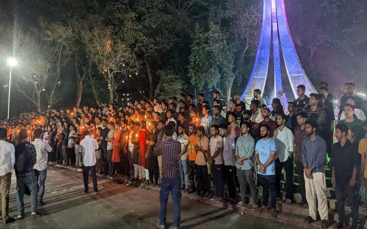 সমবেত কণ্ঠে জাতীয় সংগীত গেয়ে চবি শিক্ষার্থীদের প্রতিবাদ