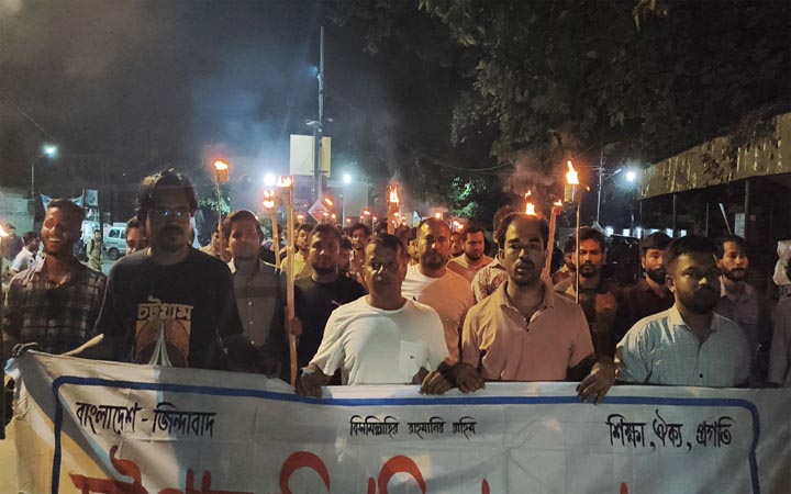 চট্টগ্রাম বিশ্ববিদ্যালয় প্রশাসনের পদত্যাগের দাবিতে ছাত্রদলের মিছিল