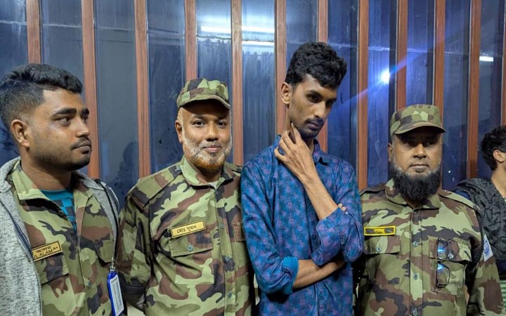 চবিতে এক ভুয়া শিক্ষার্থী আটক