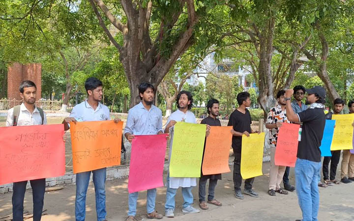 জুলাই সনদ ও গণভোটের রায় বাস্তবায়নের দাবিতে চবিতে মানববন্ধন