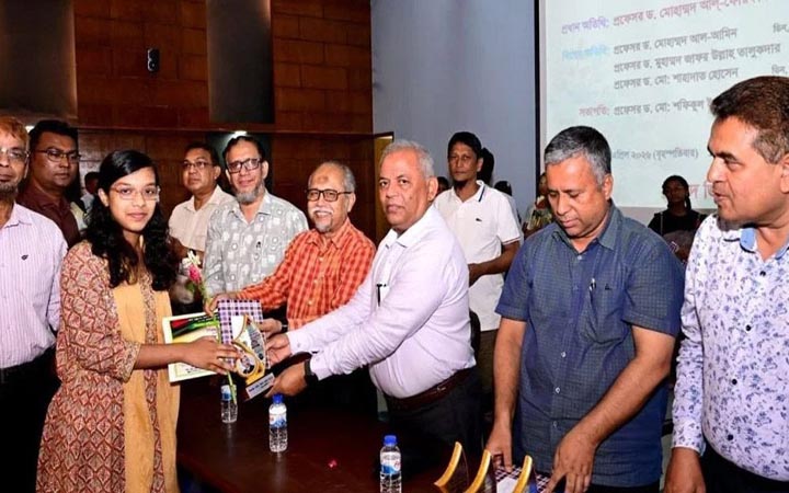 চবিতে জিয়াউর রহমানের জন্মবার্ষিকী উপলক্ষে পুরস্কার বিতরণ