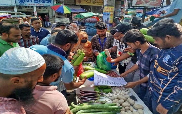 কুমিল্লায় শিক্ষার্থীদের ন্যায্যমূল্যের দোকানে ব্যাপক সাড়া