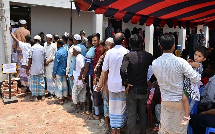 দরিদ্র ও অসহায় মানুষের মাঝে বিনামূল্যে নৌবাহিনীর চিকিৎসা সেবা