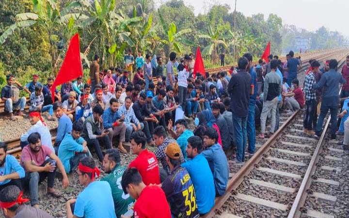 বিশ্ববিদ্যালয়ের নাম পরিবর্তনের দাবিতে শিক্ষার্থীদের রেললাইন অবরোধ