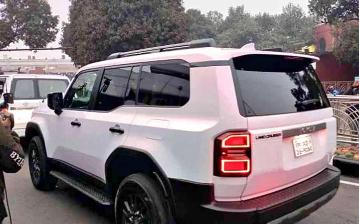 তারেক রহমানের জন্য বিমানবন্দরে পৌঁছেছে বুলেটপ্রুফ গাড়ি