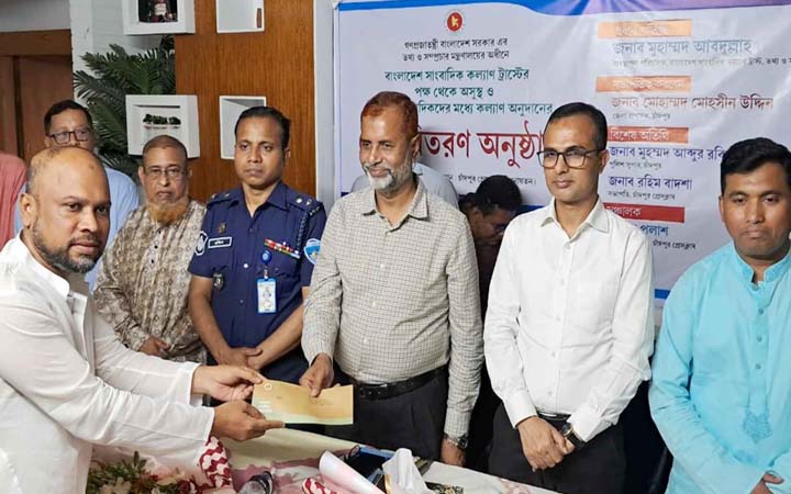 চাঁদপুরে অসুস্থ সাংবাদিকদের মাঝে কল্যাণ ট্রাস্টের চেক বিতরণ