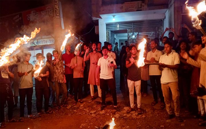 চাঁদপুর বিজ্ঞান ও প্রযুক্তি বিশ্ববিদ্যালয়ে শিক্ষার্থীদের মশাল মিছিল