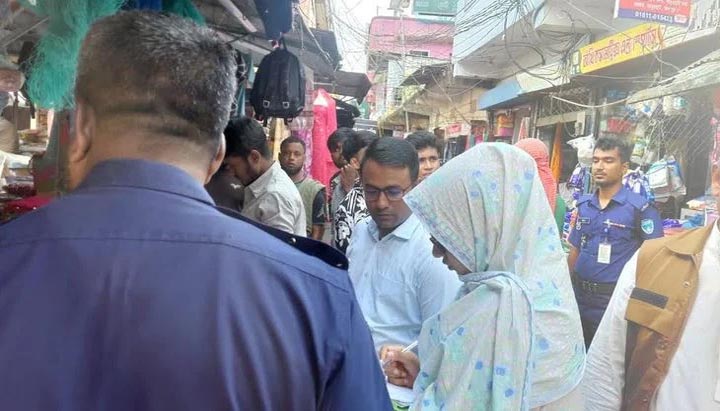 চাঁদপুরে ১.৭ টন নিষিদ্ধ পলিথিন জব্দ, ৩ ব্যবসায়ীকে জরিমানা