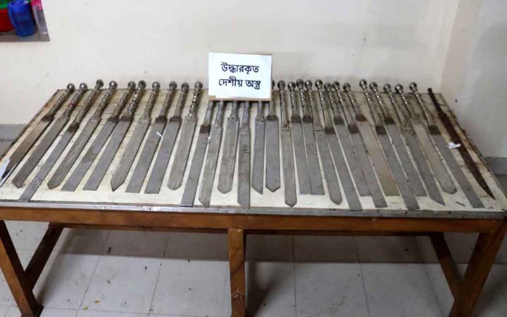 চাঁদপুরে যৌথ বাহিনীর অভিযানে ৩০ দেশীয় অস্ত্র উদ্ধার