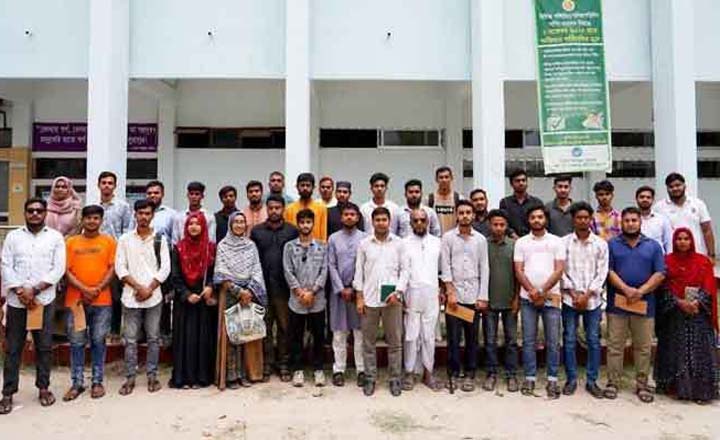 চুয়াডাঙ্গায় গণঅভ্যুত্থানে আহত ৪৬ জনকে চেক বিতরণ