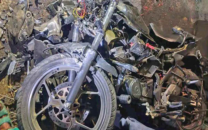 ট্রাক্টরে ধাক্কা লেগে প্রাণ গেল ২ মোটরসাইকেল আরোহীর