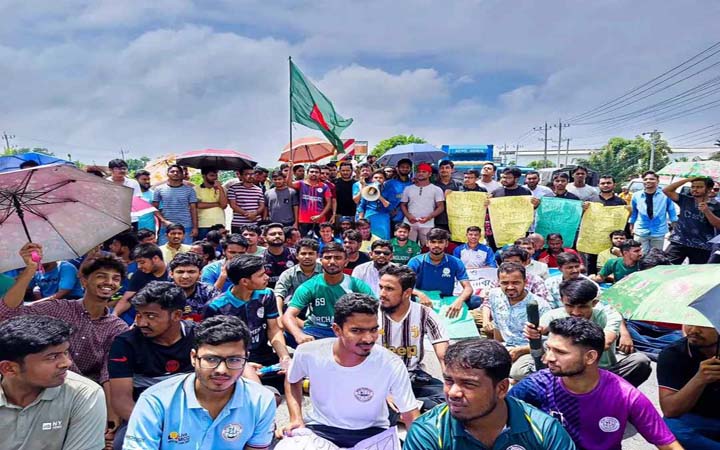 কোটা বাতিলের দাবিতে কুবি শিক্ষার্থীদের মহাসড়ক অবরোধ