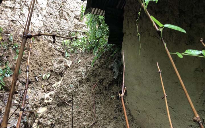 কক্সবাজারে পাহাড় ধসে একই পরিবারের মা-দুই সন্তানের মৃত্যু