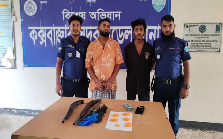 কক্সবাজারে ইয়াবা ও অস্ত্র বিক্রির টাকাসহ গ্রেফতার ২