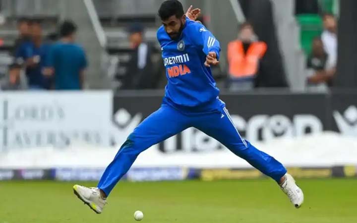 এশিয়া কাপের মাঝপথেই দল ছাড়লেন বুমরাহ